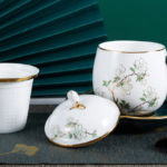 Tasse en porcelaine fine avec couvercle de style chinois adaptée à un usage domestique ou comme cadeau