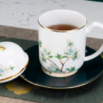 Service à thé en porcelaine fine avec tasse marquée et couvercle adapté pour le bureau ou la maison