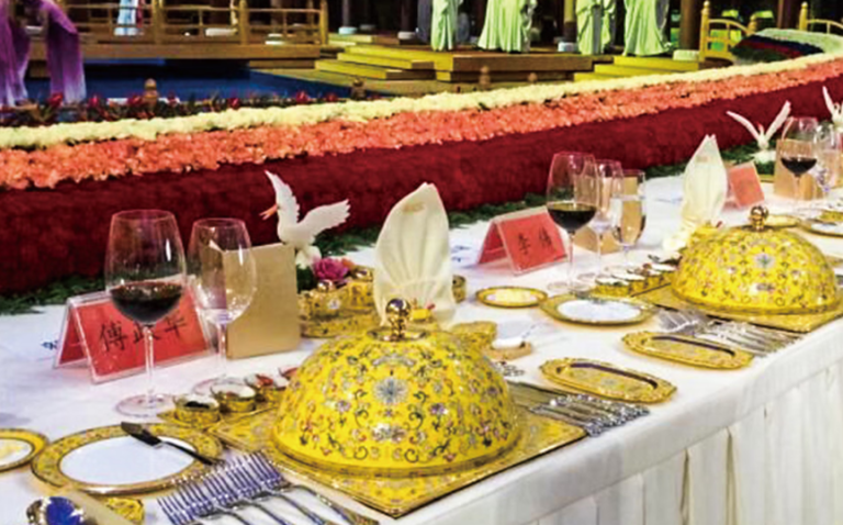 The Secret of Holiday Plates: Why Are More People Getting Serious About “Single-Use” Dishes?